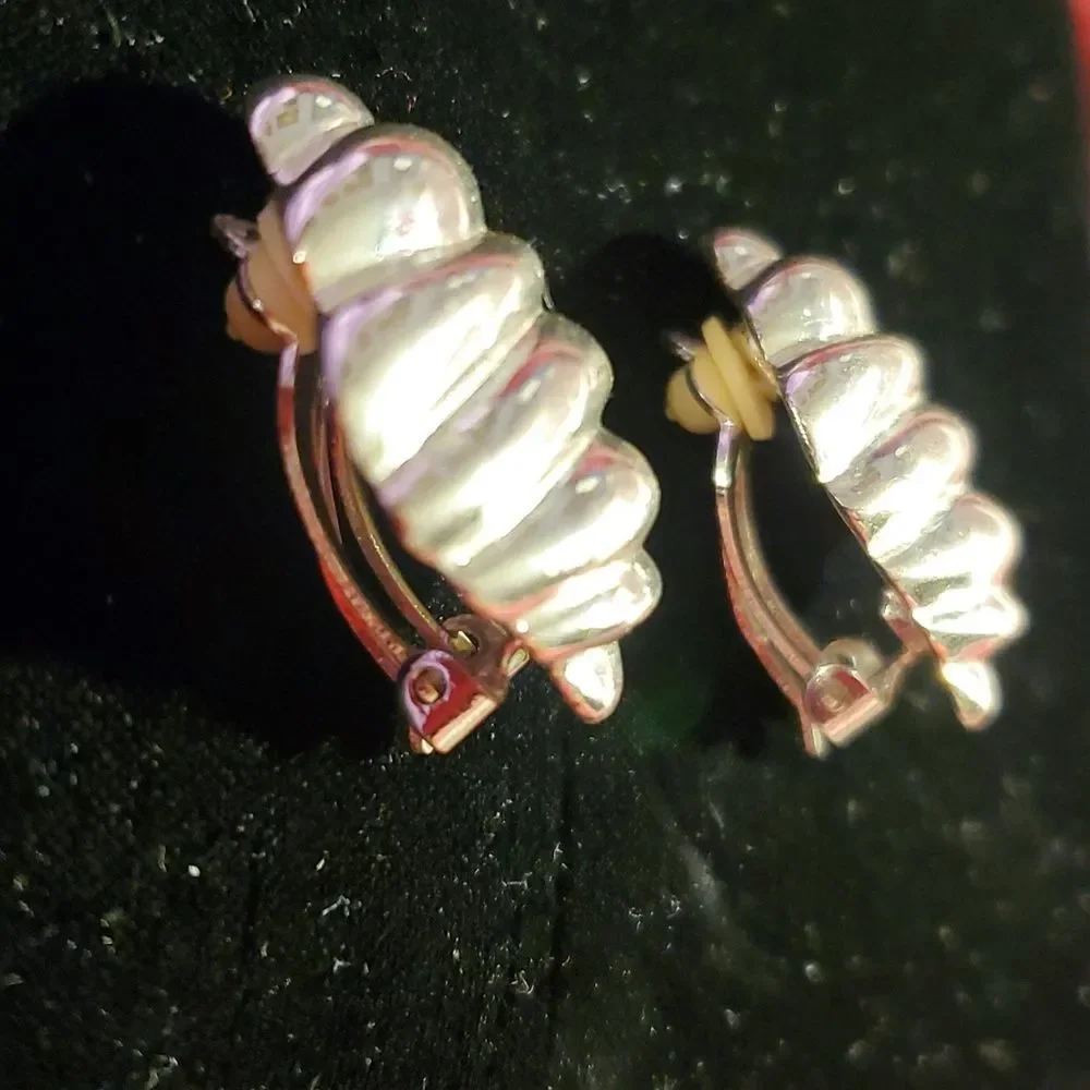 Vintage 1980's Silver Ribbed Dome Clip-On Earrings Tiffany Style‎